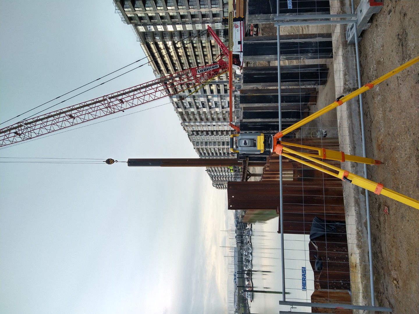 Landmeter aan het werk op het terrein