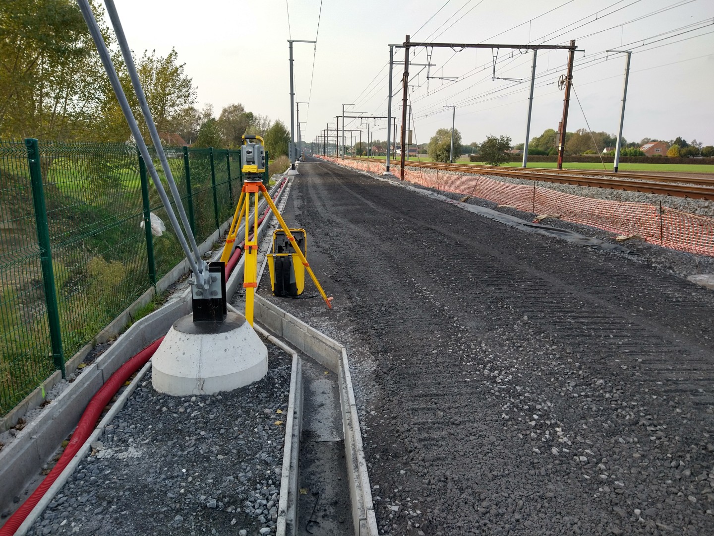 Landmeter met totaalstation op het terrein